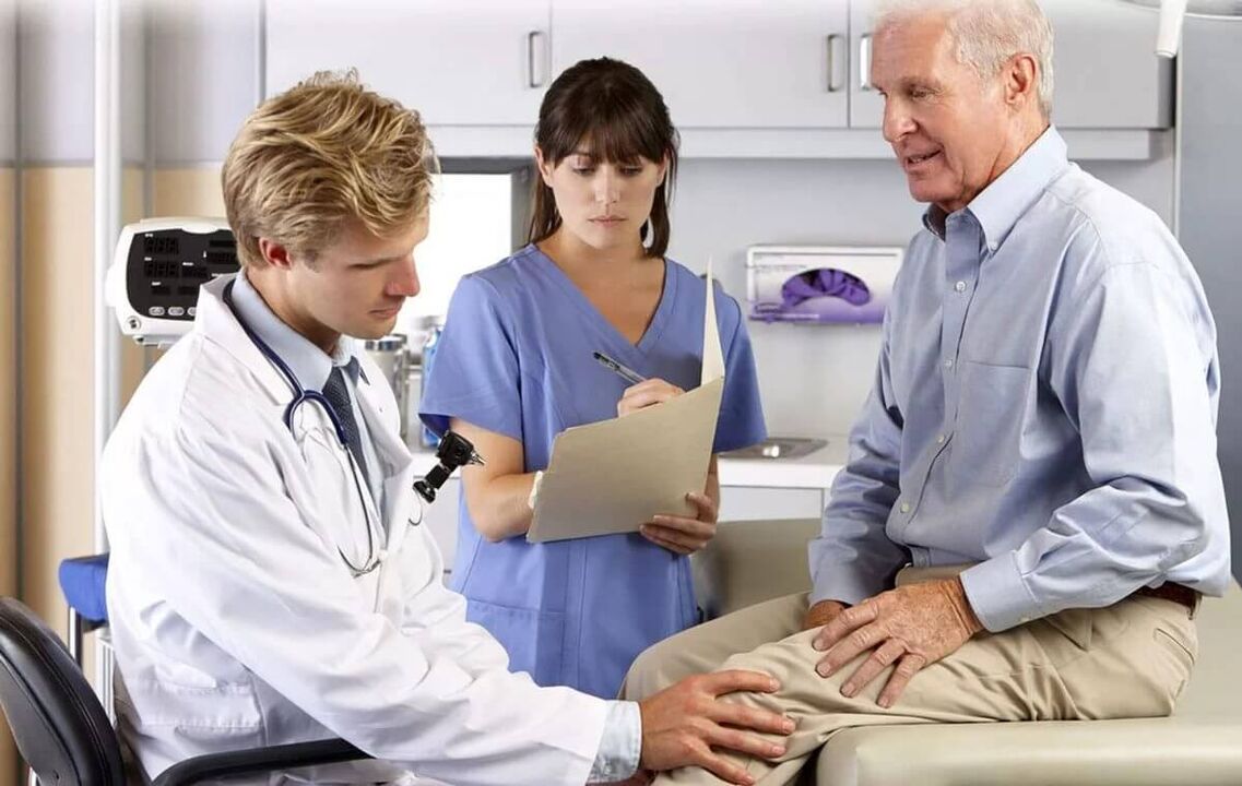 Een oudere man met een artrose van de knie bij een doktersafspraak
